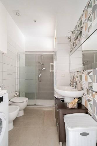 a bathroom with a toilet and a sink and a shower at Studio Alpha - relax e jacuzzi in Syracuse