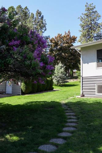 a walkway in a yard next to a house at The Kalamoir Suite in West Kelowna