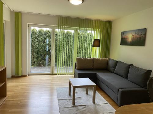 a living room with a couch and a table at Barrierefreie Ferienwohnung in Bad Windsheim