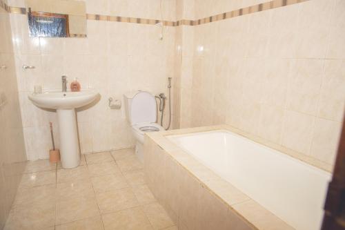 un bagno con vasca, lavandino e WC di Pro hébergement a Dakar