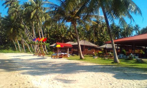 a resort on the beach with palm trees at Happy Days Resort in Ko Mak
