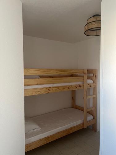 a room with two bunk beds in a room at appartement vue mer in Frontignan