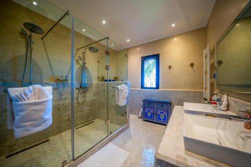 a bathroom with a shower and a sink at Villa JUZYAN une parenthèse de bien-être et de convivialité in Marrakesh