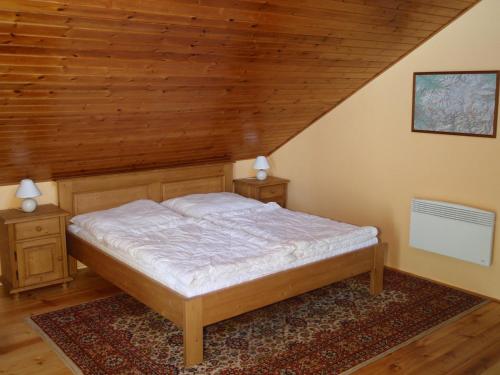 sypialnia z łóżkiem i dwiema szafkami nocnymi w obiekcie Chalupa Ferdinandov w mieście Liberec