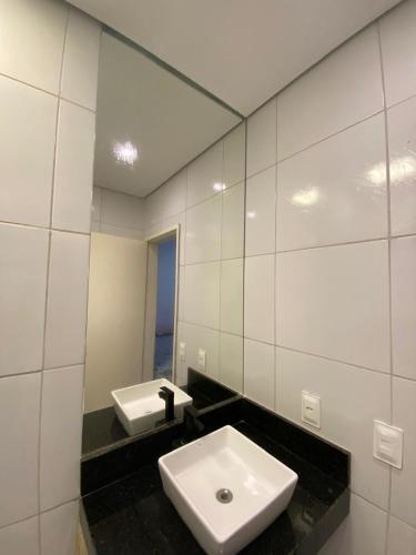 a bathroom with a sink and a mirror at Recanto do tdias in Mulungu