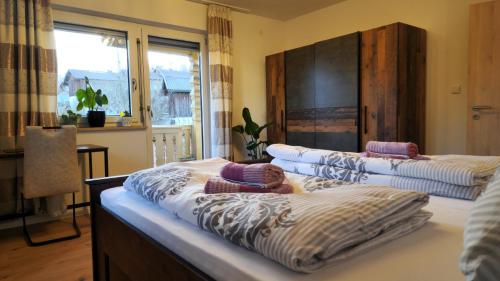 two beds in a room with a window at Bachoase Bischofsmais in Bischofsmais