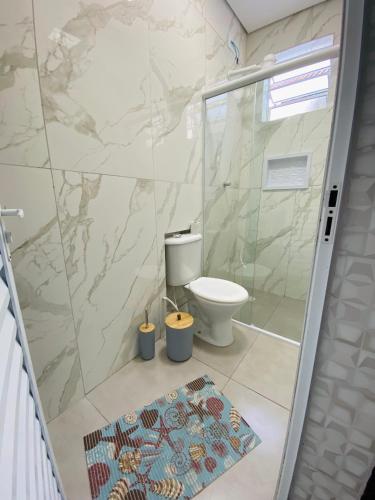 a bathroom with a toilet and a shower at -TROPICAL SUÍTES- ao lado do SESC-BERTIOGA in Bertioga