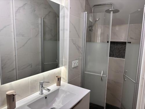 a white bathroom with a sink and a shower at Apartamento Maruchi in Santa Cruz de Mudela