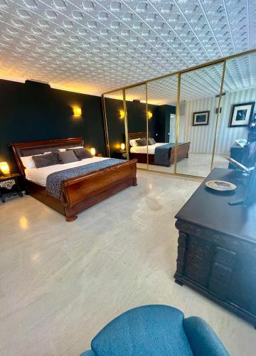 GRAND VILLA Costa del Sol, 10 bedrooms, sleeps up to 30, sea view