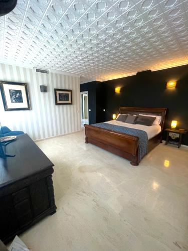 GRAND VILLA Costa del Sol, 10 bedrooms, sleeps up to 30, sea view