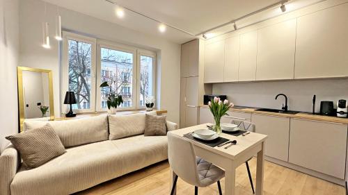 ein Wohnzimmer mit Sofa und Tisch in der Unterkunft Studio 39 in Płock