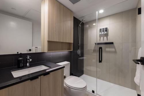 ein Badezimmer mit Toilette, Waschbecken und Dusche in der Unterkunft Block House in Vancouver