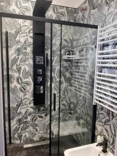 a bathroom with a black and white wall at LuX Apartments in Lugo