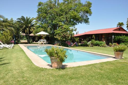 een zwembad in de tuin van een huis bij Sta. Marta B&B in Curicó