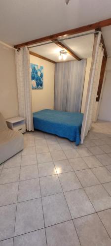 a bedroom with a blue bed in a room at Studio au Port Dienville in Dienville