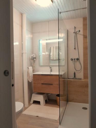 a bathroom with a sink and a shower at La p'tite Maison in Vitrac