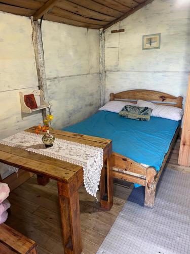 a small bedroom with a bed and a table at Las calandrias in Barrio Copacabana