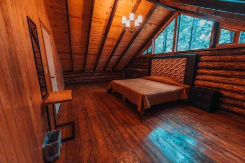 a bedroom with a bed in a log cabin at Mexiquillo - La Fogata - Cabin #5 in La Ciudad