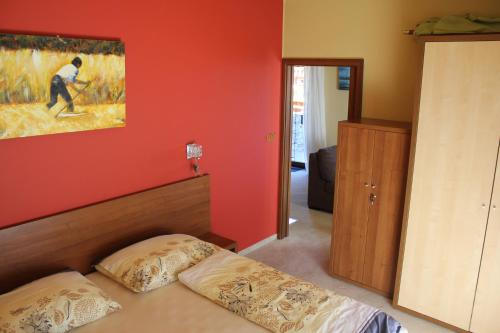 Giường trong phòng chung tại Apartmán s veľkou terasou Luxus Tatry E106