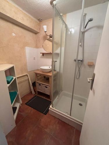 Bilik mandi di L'appartement d'Adonis