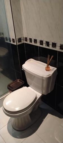 a bathroom with a white toilet in a room at La Pradera in Pereira