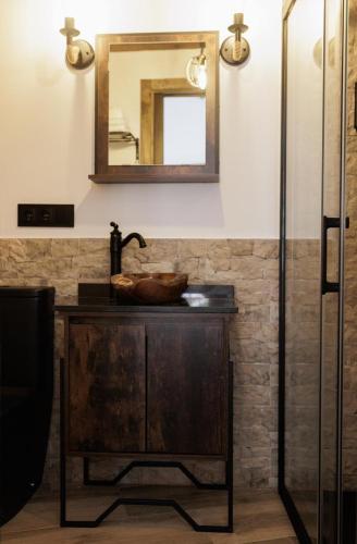 a bathroom with a sink and a mirror at La Posada del Diezmo in Manzanilla