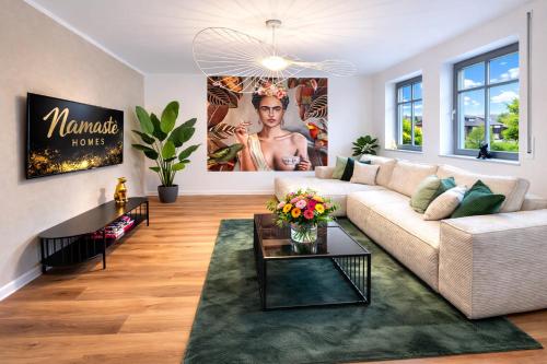 a living room with a couch and a table at NAMASTÉ Homes - Ferienwohnungen - Altstadt - 2 Schlafzimmer in Bad Windsheim