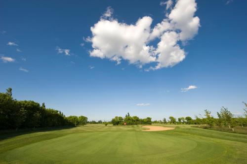 a view of the green on the golf course at Hotel Landhaus Moserhof in Gumpoldskirchen