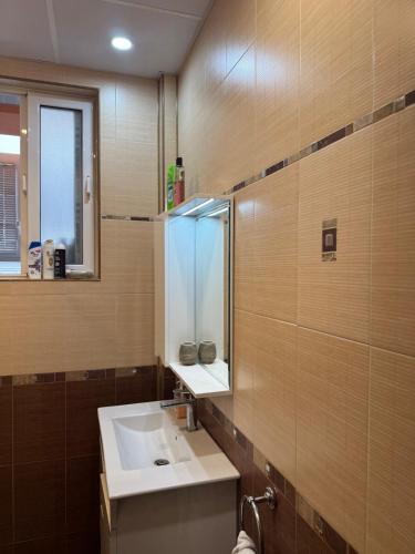 a bathroom with a sink and a mirror at Apartamento Elit in Dimitrovgrad