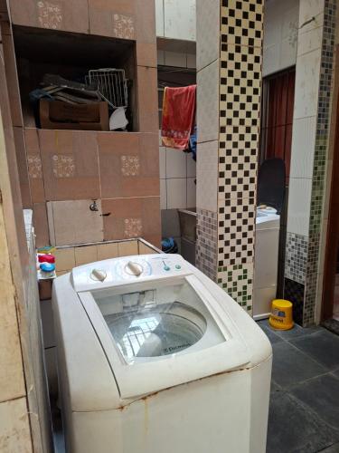 a dirty bathroom with a toilet in a room at Meu Aconchego in Embu