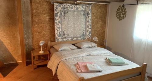 a bedroom with a bed with two towels on it at Maison bord de mer in Risika