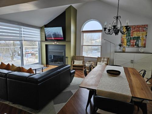 ein Wohnzimmer mit Sofa und Tisch in der Unterkunft Condo ÉVASION in Magog-Orford