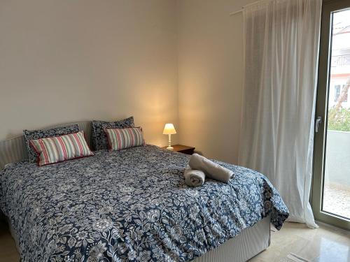 アギアアンナにあるAnna Coast Apartmentのテディベアのベッドがある寝室