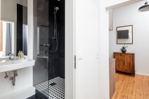 a bathroom with a shower and a sink at City apartment - small but nice in Gera