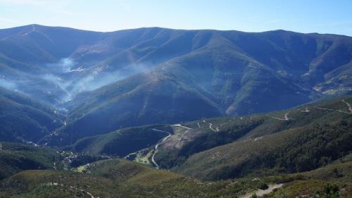 a view of a mountain range with a road at Casa Cima in Chãs de Égua
