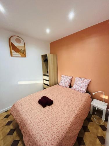 a bedroom with a large bed with pink sheets at Appartement Lumineux 2 in Tourcoing