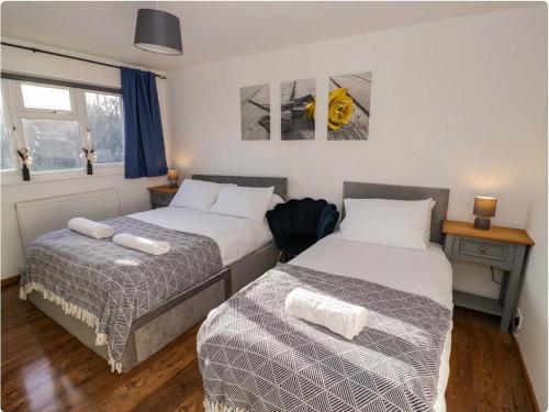 a bedroom with two beds and a window at Leamington Spa House with 4 Bedrooms in Leamington Spa