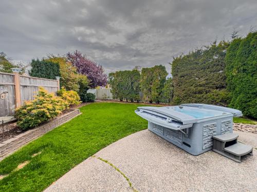 a backyard with a barbecue grill in a yard at Sand On My Toes in Seaside