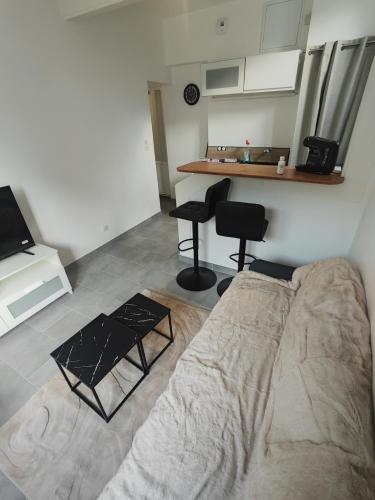 salon z łóżkiem i stołem w obiekcie Le Fabre w Besançon