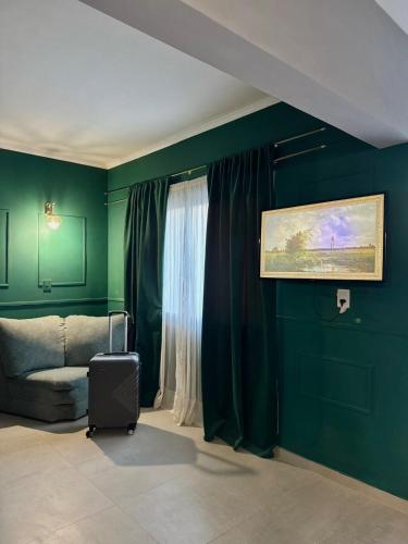 a living room with a couch and a window at Tandem - Espacio para dos - Cama King - Parking in Maipú