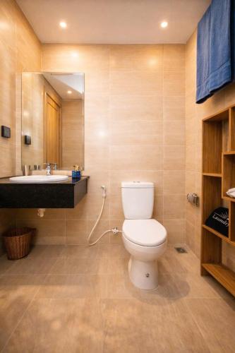 a bathroom with a toilet and a sink at Cybade Hôtel in Phú Quốc
