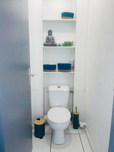 a bathroom with a white toilet in a room at Appartement 3 chambres récemment rénové in Les Abymes