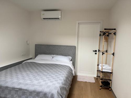 una camera da letto con un letto grande e un armadio di Bazar Motel a Chişinău