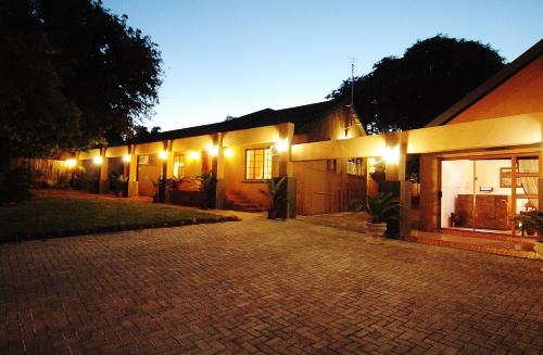 Una casa con luces en el costado. en Bothabelo Bed and Breakfast en Phalaborwa