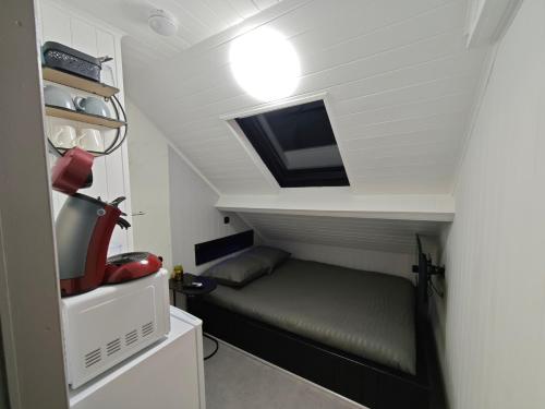a small room with a couch and a tv at Budget-Room 2p in Ostend