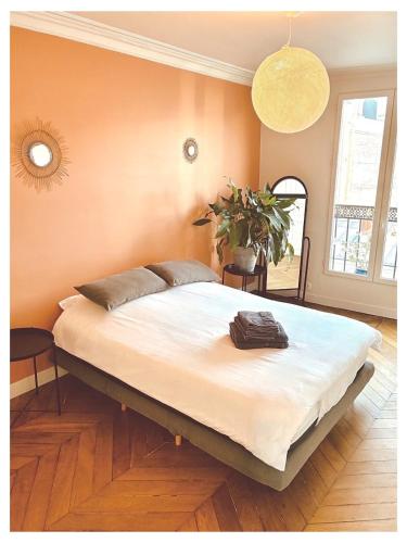 Quiet and Bright - Balcony with Montmartre View