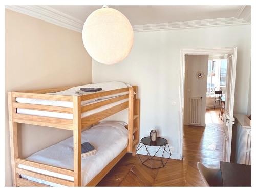 Quiet and Bright - Balcony with Montmartre View
