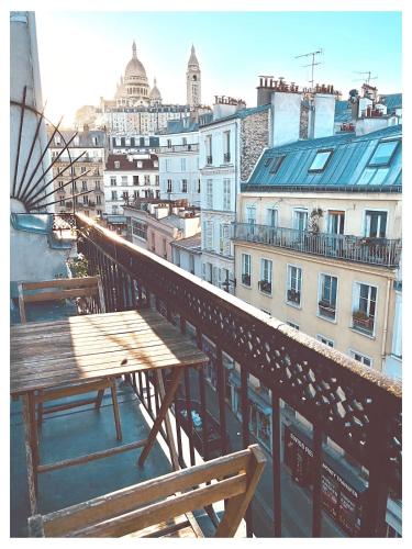 Quiet and Bright - Balcony with Montmartre View