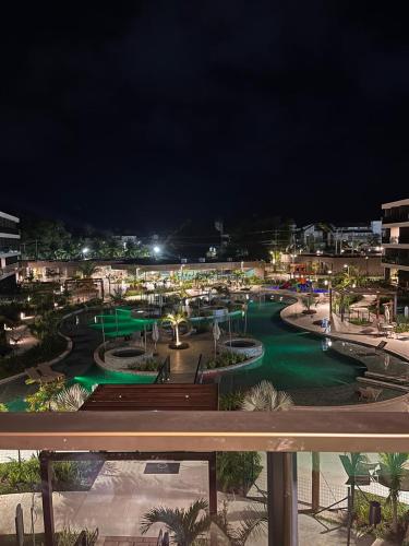 una vista di un parco di notte di Sole e Mare Flat a Ipojuca