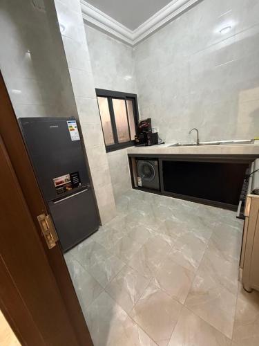 un bagno con lavandino e lavatrice di Villa Yeri a Dakar